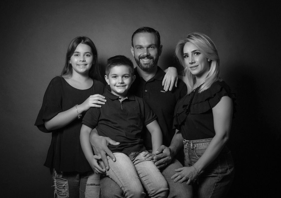 Družinski portret v studiu Foto Studio Luna, črno-belo